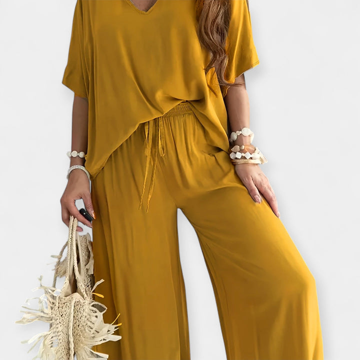 Aoibhe | Relaxed set with wide trousers and a flowing blouse