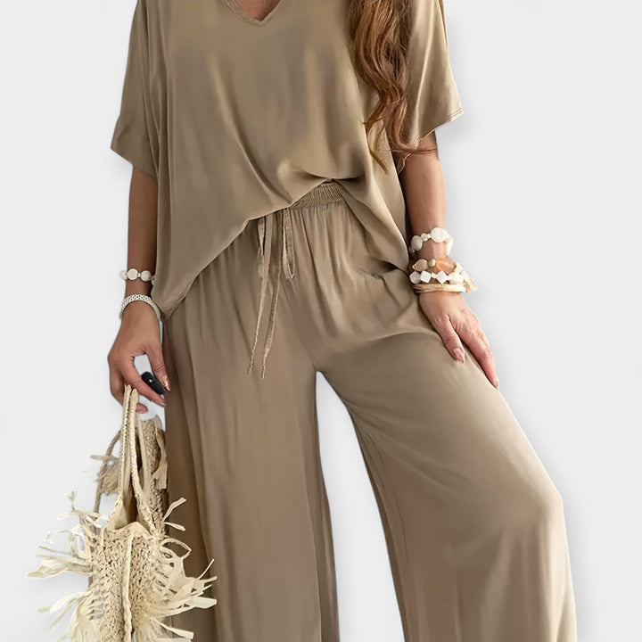 Aoibhe | Relaxed set with wide trousers and a flowing blouse