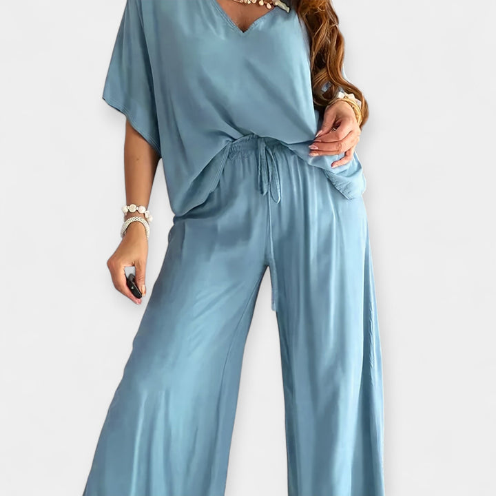 Aoibhe | Relaxed set with wide trousers and a flowing blouse